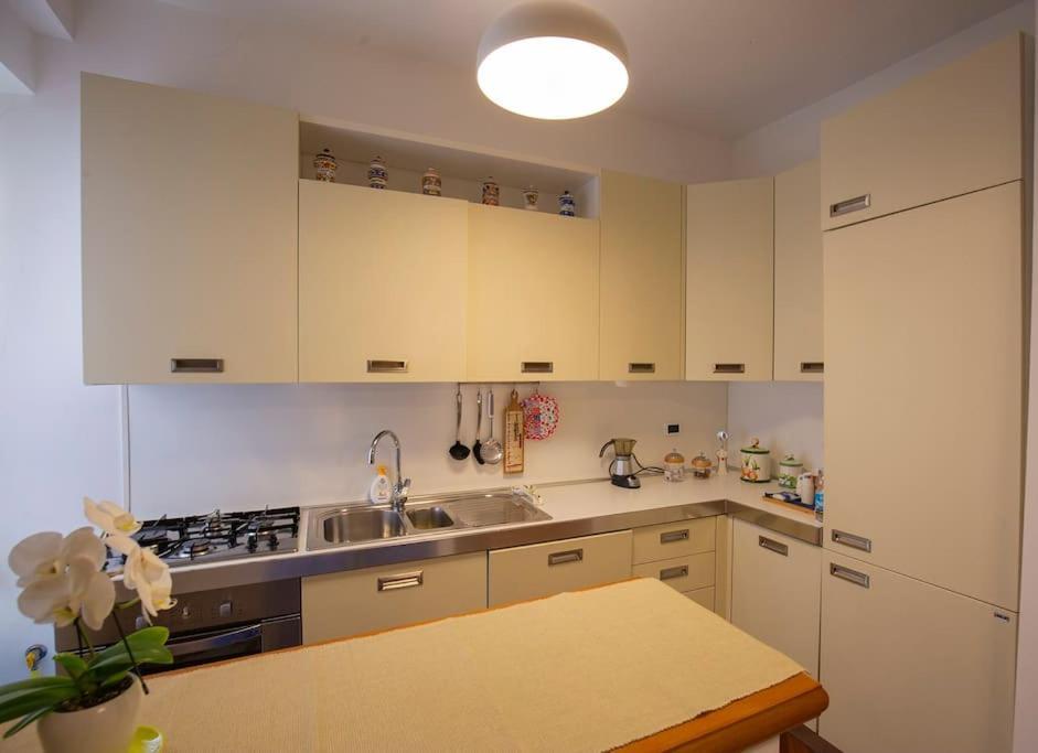 רומא Dimora Al Colosseo, 2 Bedrooms מראה חיצוני תמונה