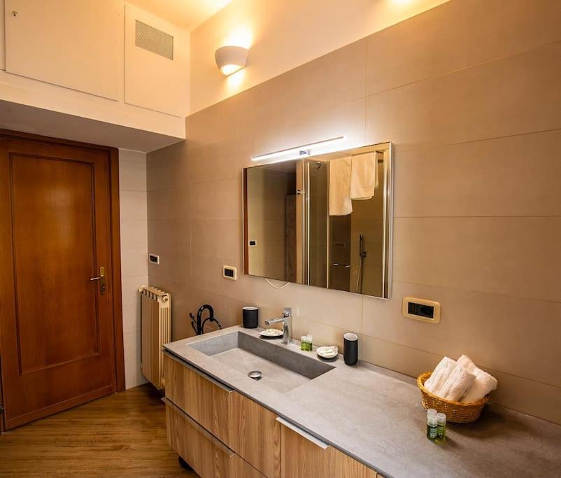 רומא Dimora Al Colosseo, 2 Bedrooms מראה חיצוני תמונה